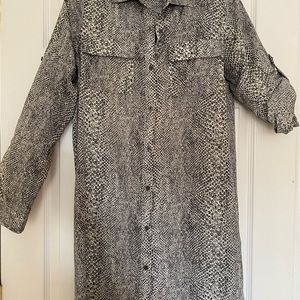 Snakeskin pattern Shirt tail hem